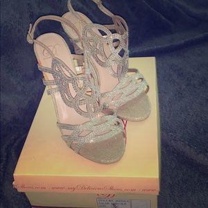 Delicious sparkling Gold Shoes